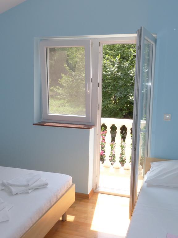 Apartments Viktorija Omišalj Eksteriør billede